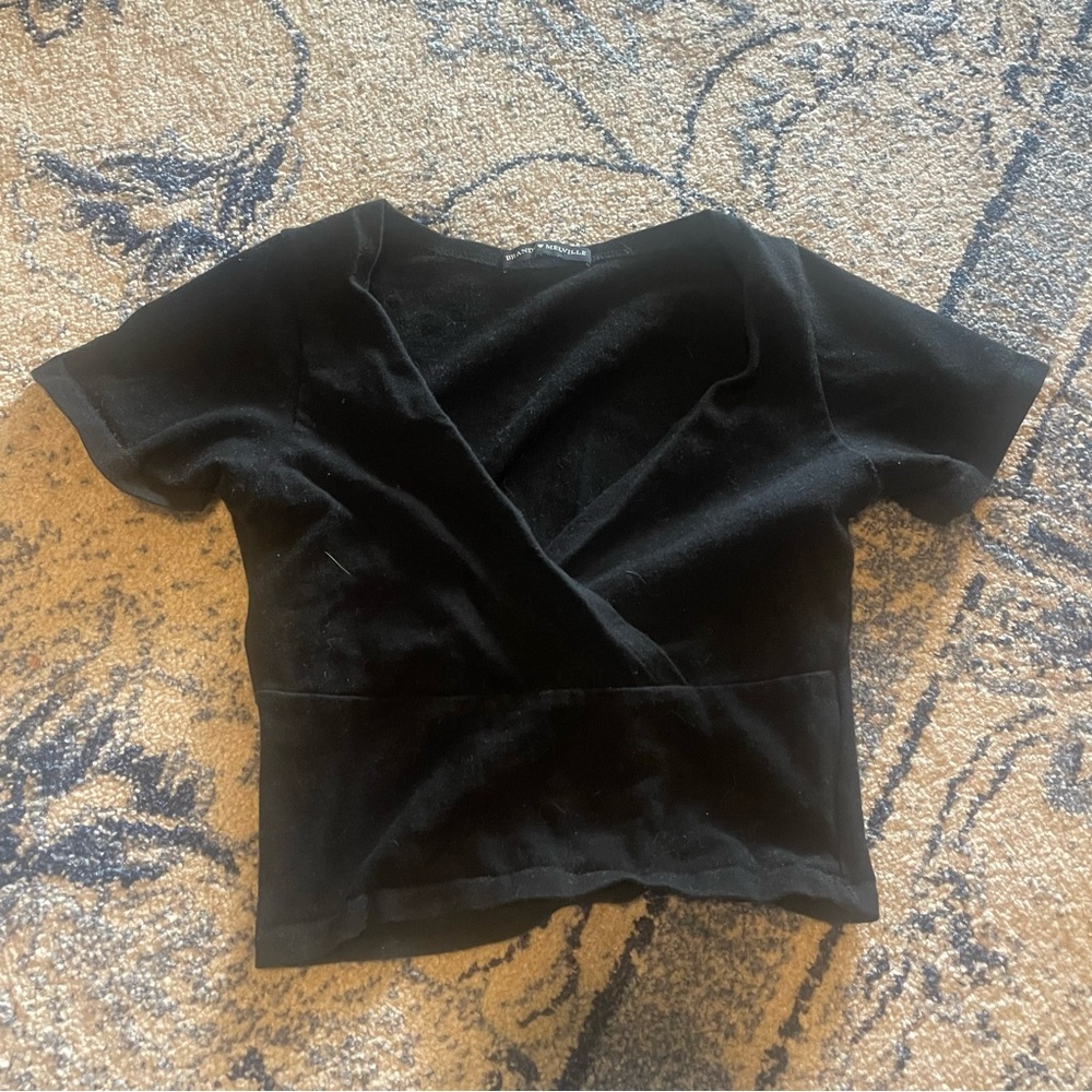 Brandy Melville cropped v-neck tee